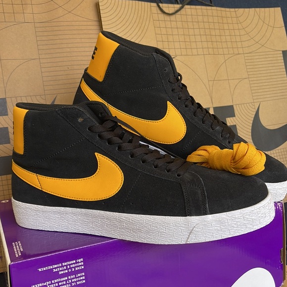 Nike SB ZOOM BLAZER MID Black/University Gold-Black WMNS - Picture 7 of 16